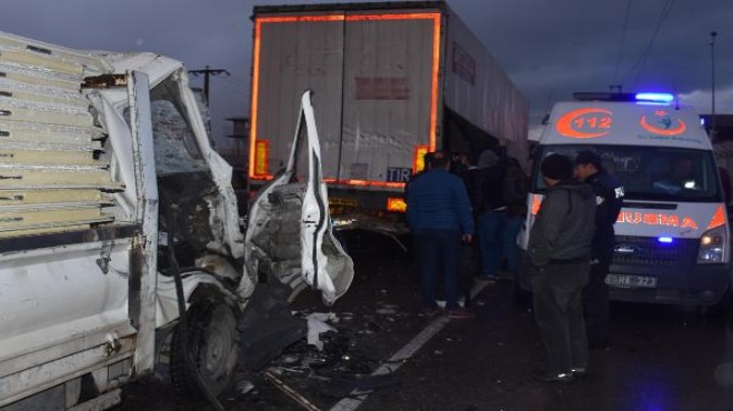 İzmir de TIR a çarpan kamyonetin sürücüsü öldü