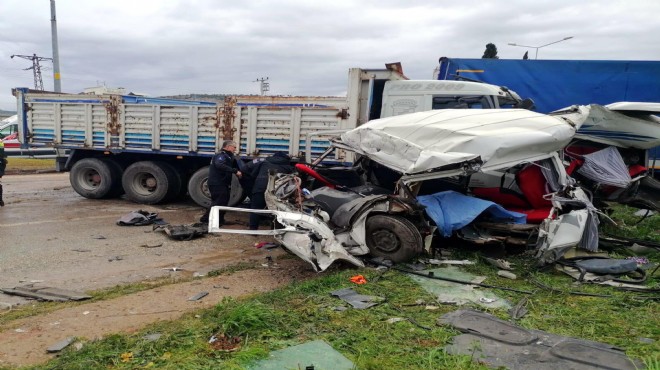 İzmir de TIR, kamyon ve minibüse çarptı: 1 ölü, 4 yaralı