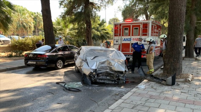 İzmir de ağaca çarpan otomobilin sürücüsü öldü