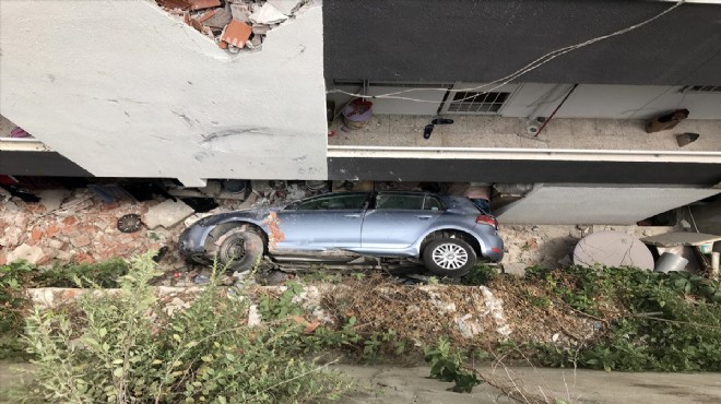 İzmir de akıl almaz kaza: Otomobil apartman boşluğa düştü!