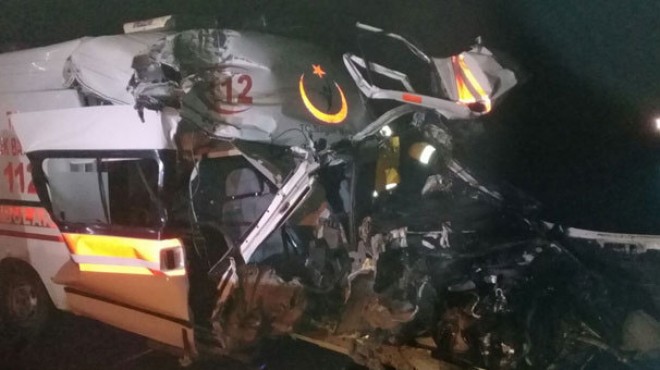 İzmir de ambulansla tır çarpıştı: 1 ölü, 2 yaralı
