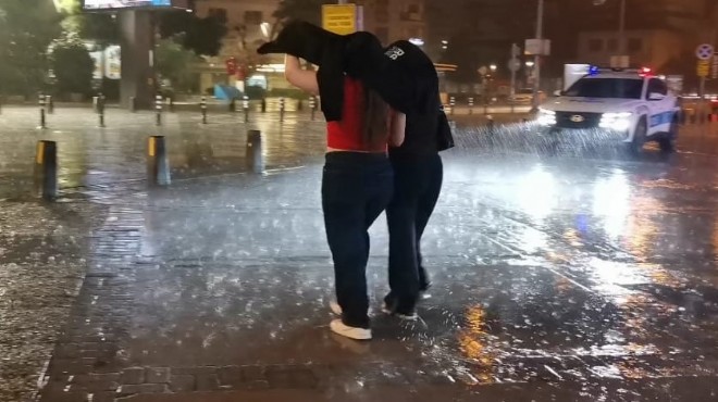 İzmir'de aniden bastıran sağanak sokakları göle çevirdi!