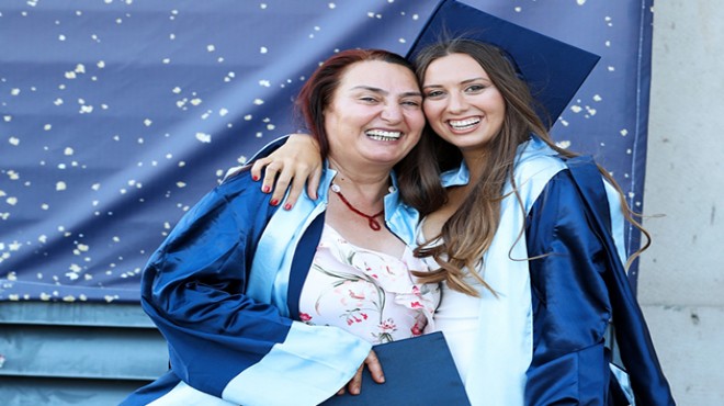 İzmir de anne ile kızı aynı üniversiteden mezun oldu