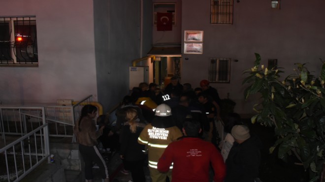 İzmir de apartman dairesinde yangın: 10 kişi dumandan etkilendi