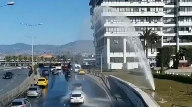 İzmir de araçlar patlayan su borusuyla bayram etti!