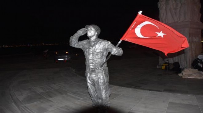 İzmir de asker selamı veren canlı heykel rekor kırdı