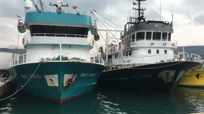 İzmir de balıkçılara fırtına darbesi: Tekneler yasağı beklemeden demir attı!