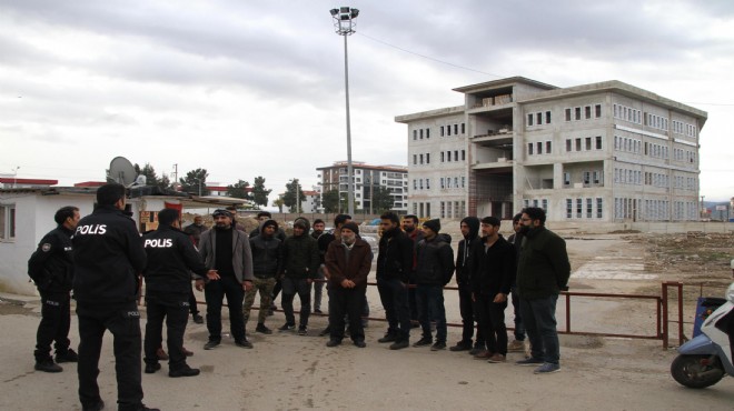 İzmir de belediye hizmet binasında inşaatında çalışan işçiler iş bıraktı