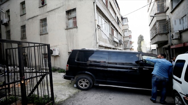 İzmir de bina bacası devrildi: 2 yaralı