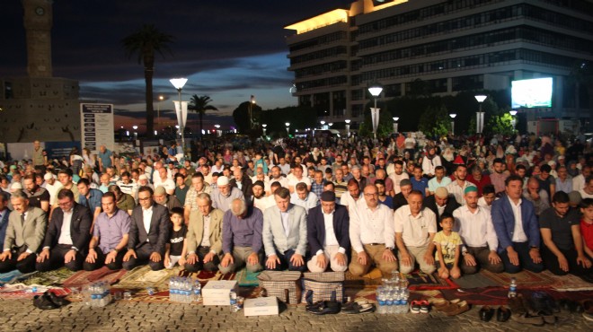 İzmir de binler birlikte iftar yapıp, namaz kıldı