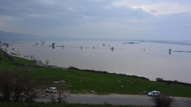 İzmir de binlerce dekar tarım alanı sular altında kaldı