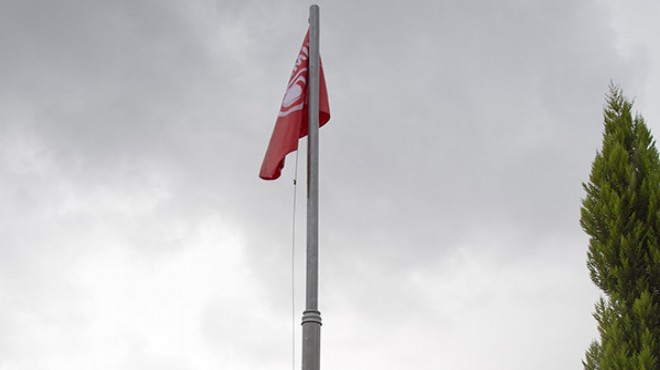 İzmir de bir kırmızı bayrak da o belediye binasına!