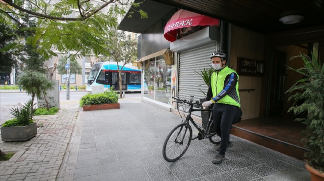 İzmir de bisikletli gönüllüler yaşlılar için pedal çeviriyor