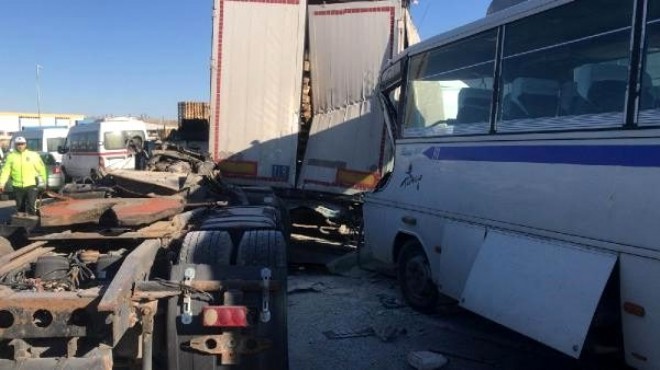 İzmir de can pazarı! 3 araç birbirine girdi: 14 yaralı