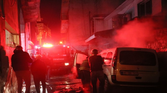 İzmir de çıkan yangında 2 araç ve 1 iş yerinde hasar oluştu