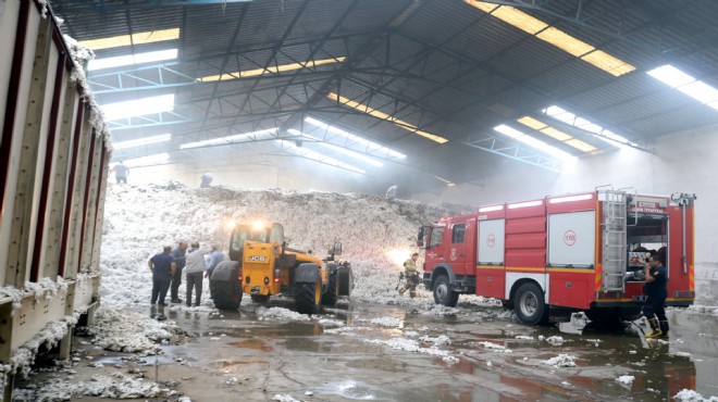 İzmir de çırçır fabrikasının deposu yandı: 300 ton pamuk kül oldu