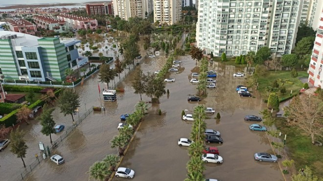 İzmir de deniz taştı, araçlar sular altında kaldı!