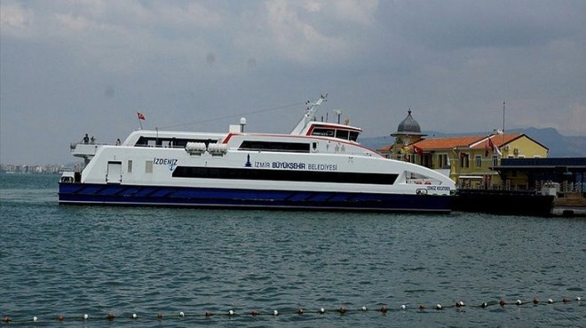İzmir de deniz ulaşımına fırtına engeli!