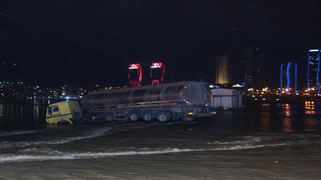 İzmir de Limanı nda korku dolu anlar: Gaz tankeri...