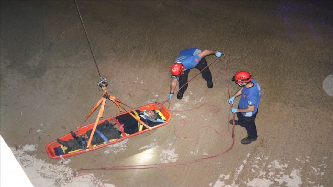 İzmir de dereye düşen yaşlı adamı itfaiye ekipleri kurtardı