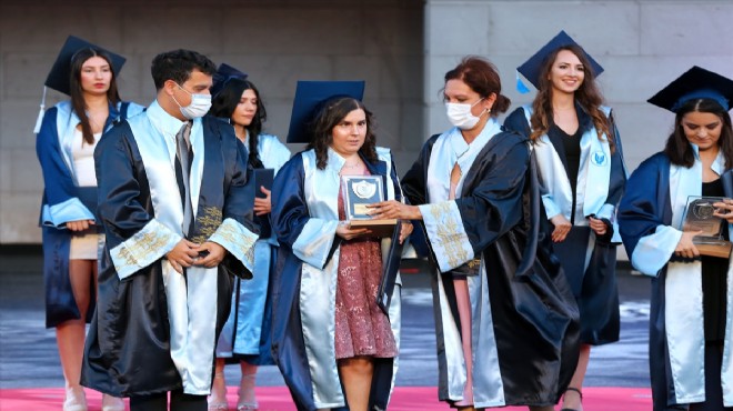 İzmir de doğuştan görme engelli genç kız, üniversiteyi dereceyle bitirdi