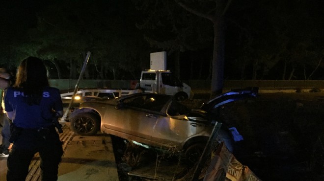 İzmir de düğünden dönenleri taşıyan otomobil şarampole devrildi: 4 yaralı