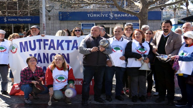 İzmir de emeklilerden tencere-tavalı isyan!