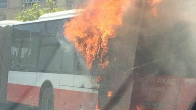 İzmir de faciadan dönüş: Belediye otobüsü seyir halinde alev aldı!