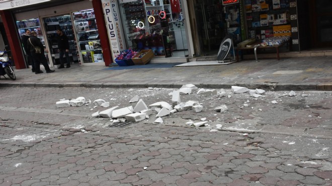 İzmir de faciadan dönüş: Kaldırıma beton parçası düştü!