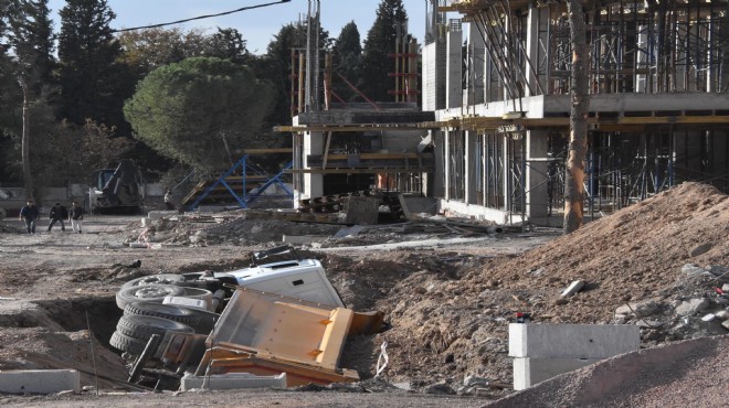 İzmir de faciadan dönüş! Yurt inşaatında zemin çöktü, kamyon devrildi!
