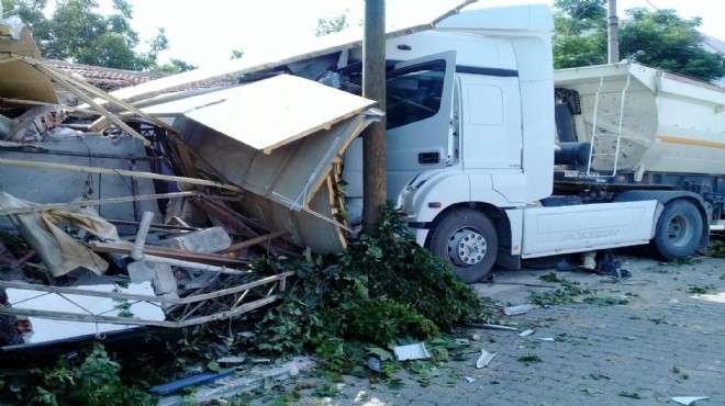 İzmir de feci kaza: 13 yaralı