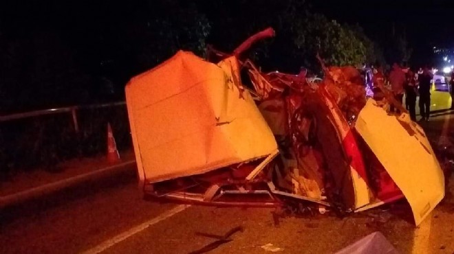 İzmir de feci kaza! 2 otomobil çarpıştı: 2 ölü, 1 yaralı