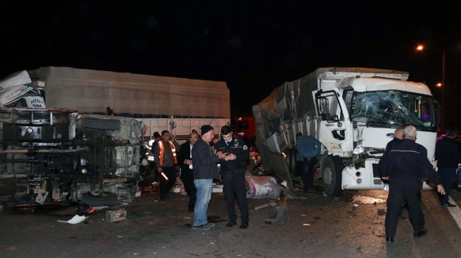 İzmir de feci kaza: 3 araç birbirine girdi!