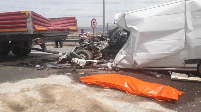İzmir de feci kaza! 4 araç birbirine girdi: 1 ölü