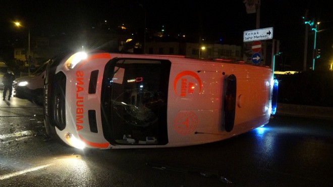 İzmir de feci kaza: Ambulans devrildi!