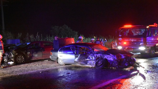 İzmir de feci kaza: Kafa kafaya çarpıştılar!