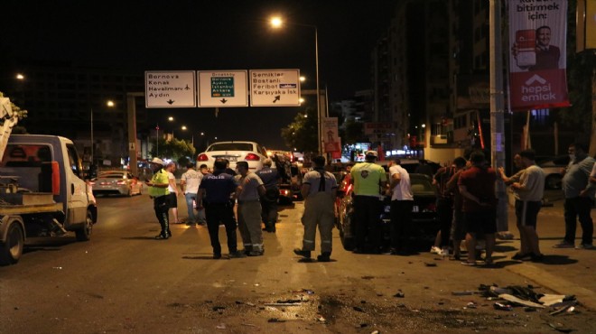 İzmir de feci kaza! İki otomobil çarpıştı: 5 yaralı