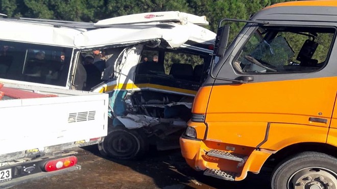 İzmir de feci kaza! Kamyon yolcu minibüsüne çarptı: 3 ü ağır 13 yaralı