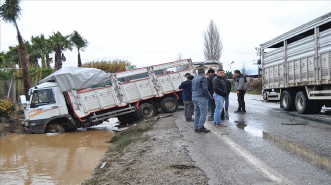 İzmir de feci kaza! Kamyonla kamyonet çarpıştı: 5 yaralı