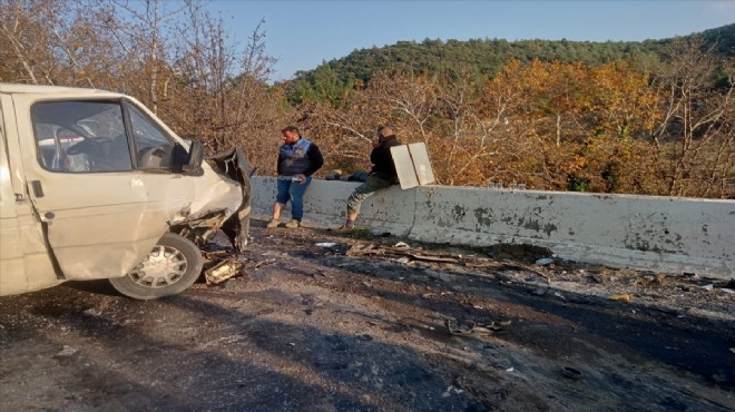 İzmir de feci kaza! Minibüs ile otomobil çarpıştı: 9 yaralı