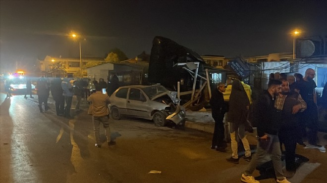 İzmir de feci kaza! Önce otomobile sonra durağa çarptı: 5 yaralı
