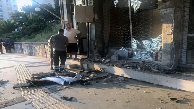 İzmir de feci kaza: Otomobil mağazaya çarptı!