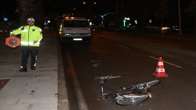 İzmir de feci kaza: Otomobilin çarptığı bisikletli öldü
