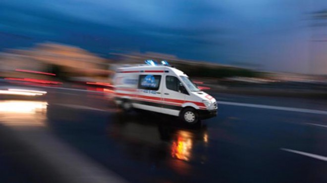 İzmir de feci kaza! Otomobille midibüs çarpıştı: 25 yaralı