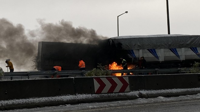 İzmir de feci kaza: TIR ın balataları yandı, 3 araç birbirine girdi!
