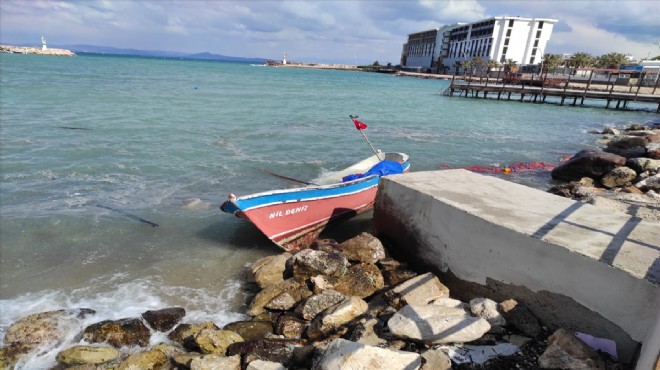 İzmir de fırtına etkisiyle balıkçı teknesi battı!