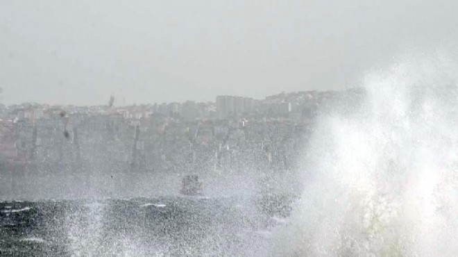 İzmir de fırtına kabusu: Vapur seferleri iptal, tramvay yolunu su bastı!