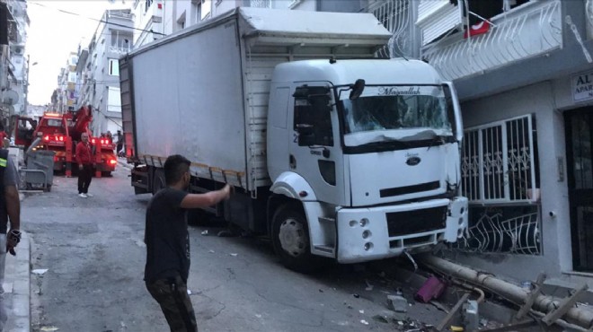 İzmir de freni boşalan kamyon elektrik direğine ve apartmanlara çarptı