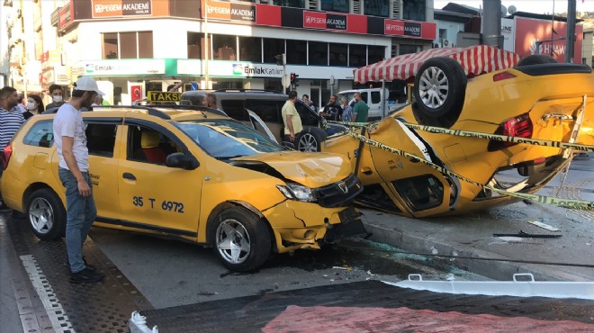 İzmir in göbeğinde feci kaza: İki taksi çarpıştı!