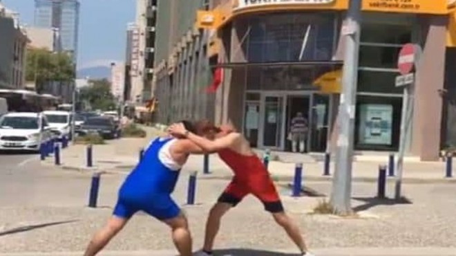 İzmir de ilginç eylem: Banka önünde güreştiler!